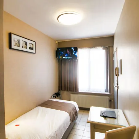 Hotel De Golf 2*